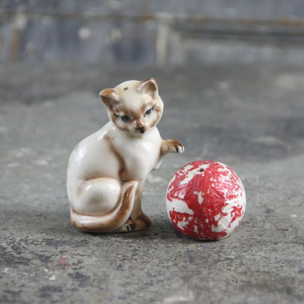 Adorable Cat and Yarn Ball Salt and Pepper Shakers, vintage